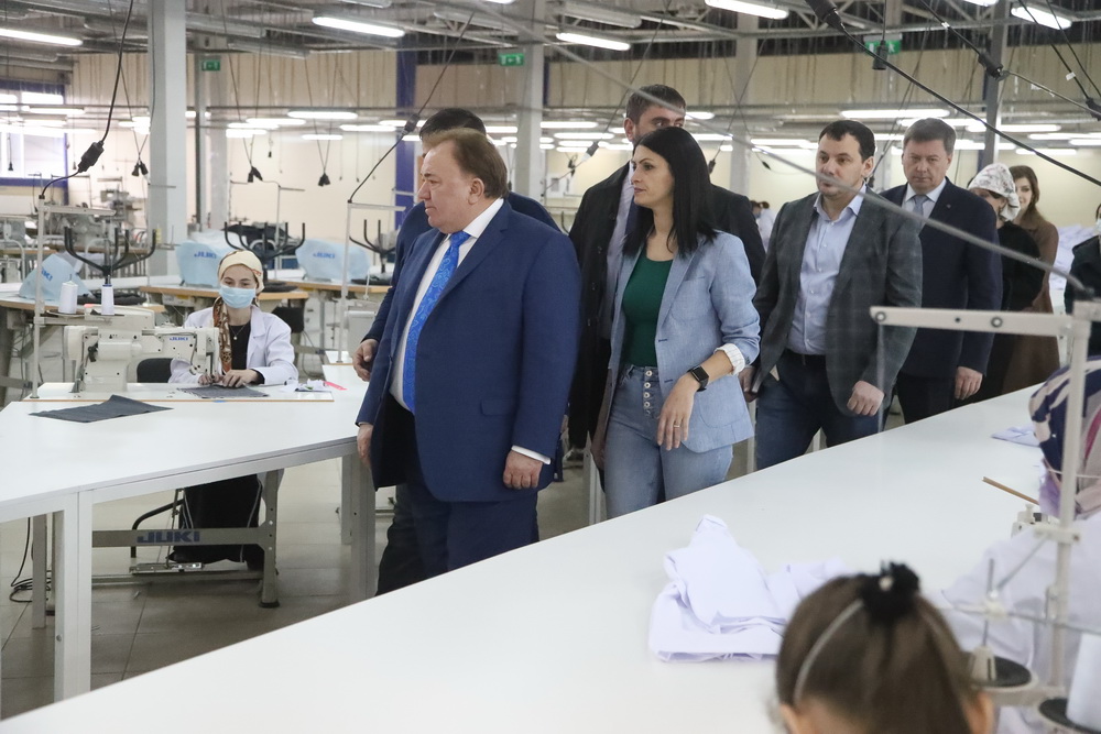 Внеплановый визит главы Ингушетии Махмуда-Али Калиматова на швейную фабрику
