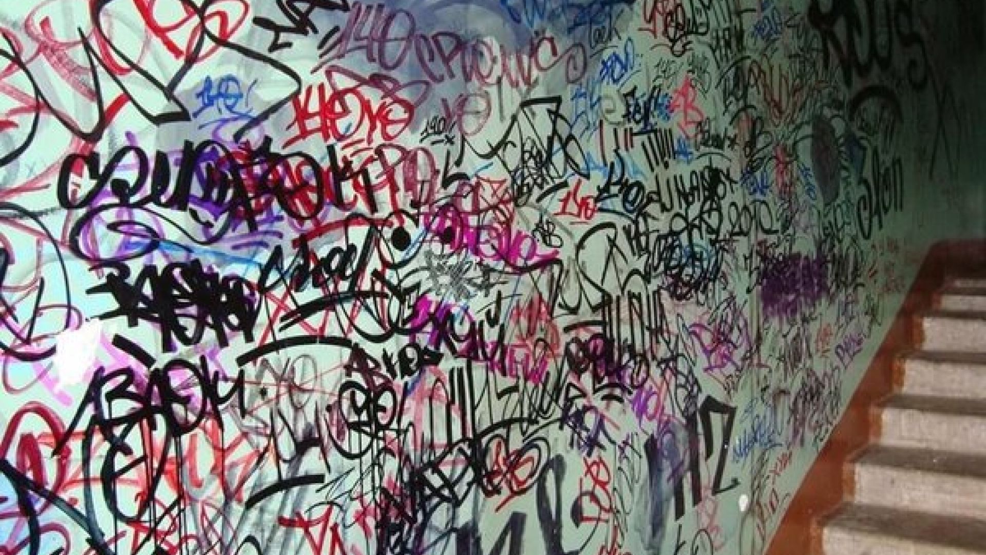 Лица на стенах и полу. Теггинг вандализм. Надписи маркером на стене. Исписанная стена. Разрисованные стены.