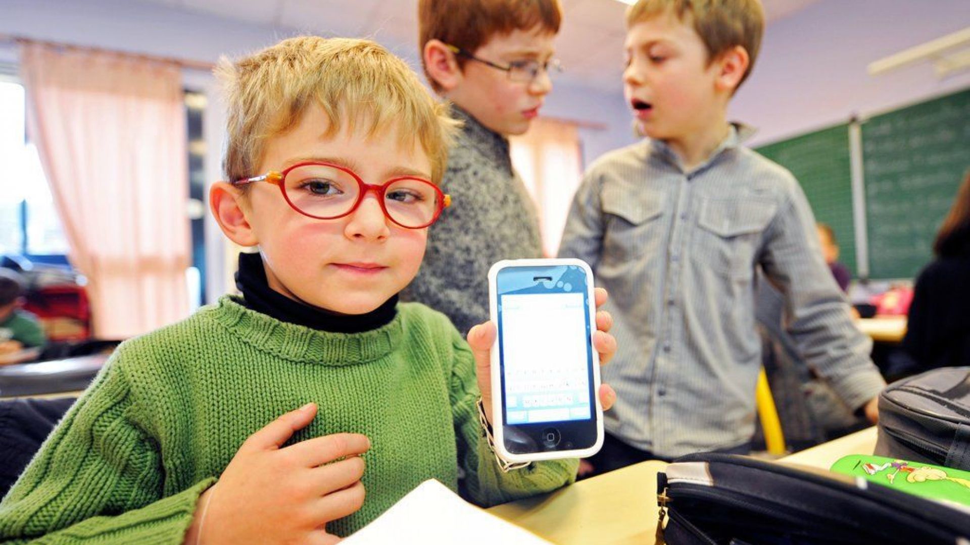 Можно ли телефон в школе 2024. Смартфоны для школьников. Современные дети и гаджеты. Смартфоны в школе. Школьник с телефоном.